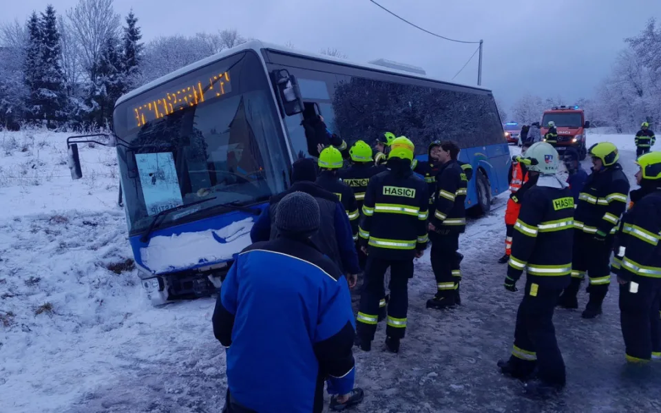 Autobus havaroval u Strašína na Klatovsku
