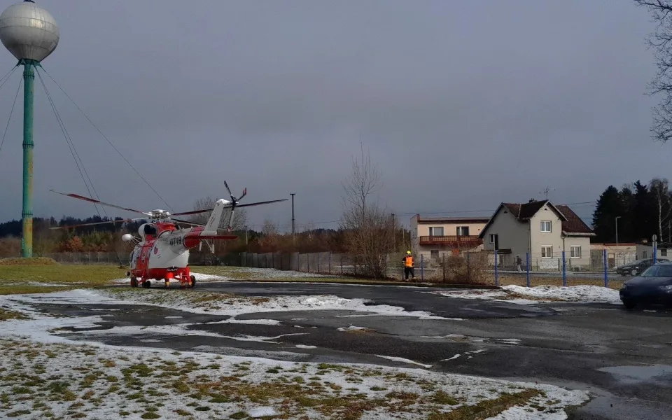 Muž spadl z výšky na dopravník a zůstal tam zaklíněný, letěl pro něj vrtulník