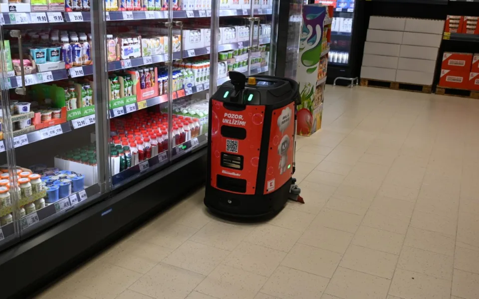 Váhy s umělou inteligencí nebo úklidový robot. Nový Kaufland sází na moderní technologie