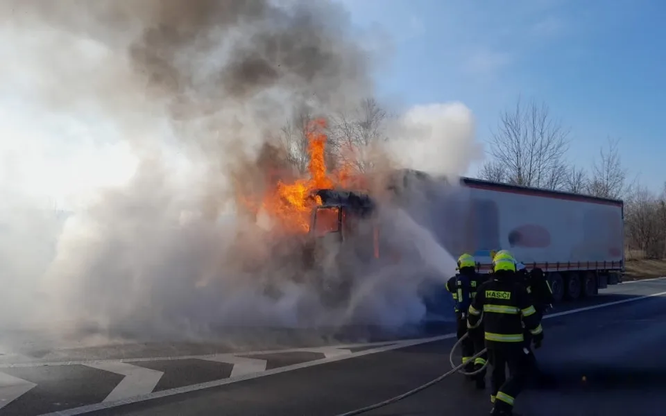 Kamion začal hořet na dálnici D5