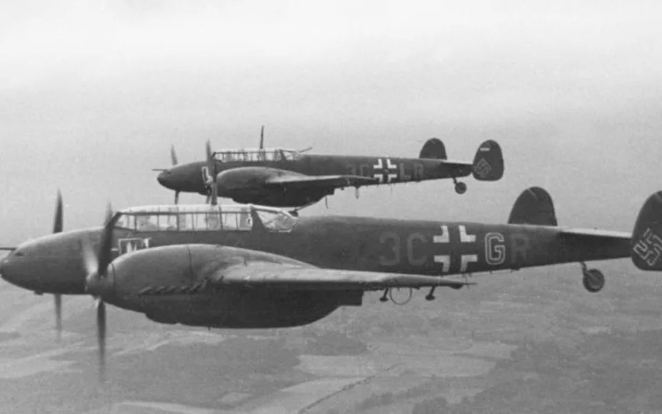 Stíhačka Messerschmitt Me 110. Zdroj: Bundesarchiv, Bild 101I-360-2095-23 / Wanderer, W. / CC-BY-SA 3.0