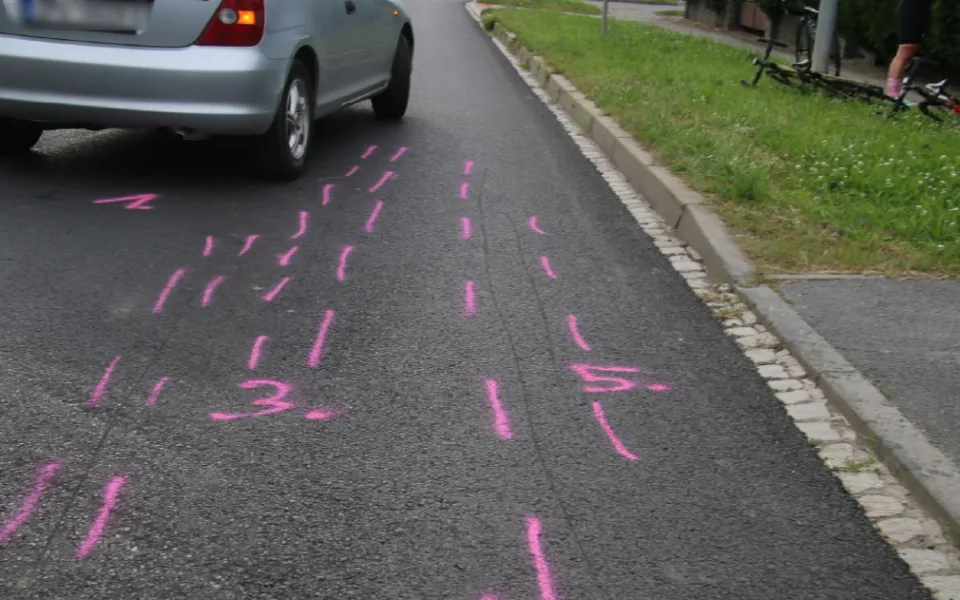 Policejní foto z místa zcela kuriózní nehody