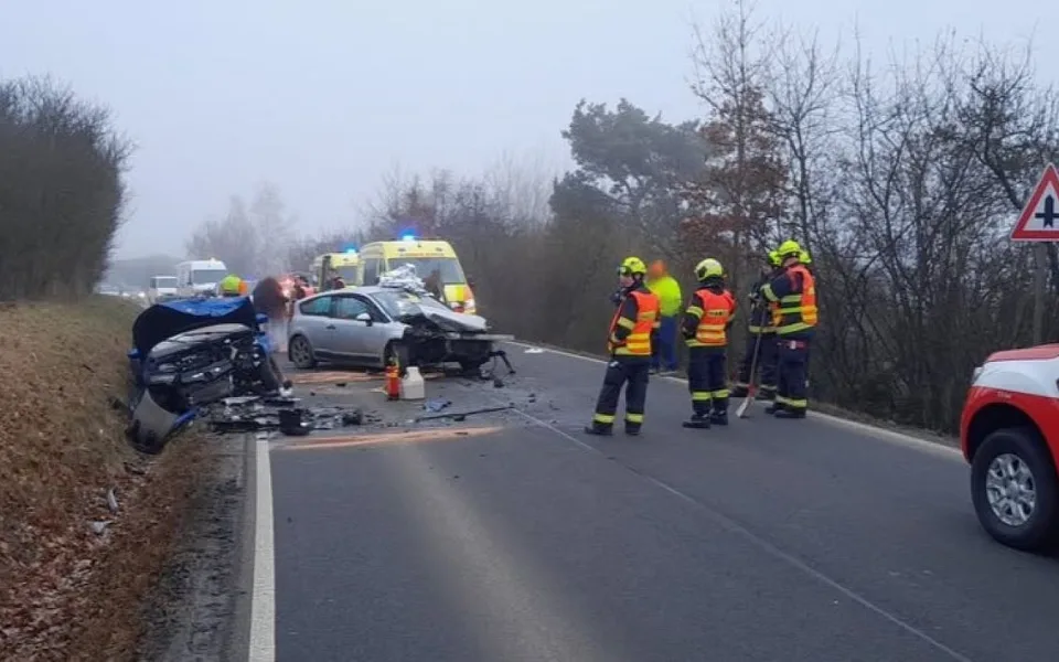 Při čelním střetu dvou osobáků se těžce zranili oba řidiči