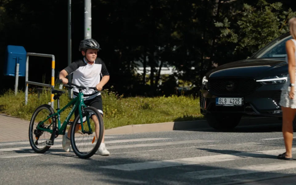 Před přechodem je nutné z kola sesednout