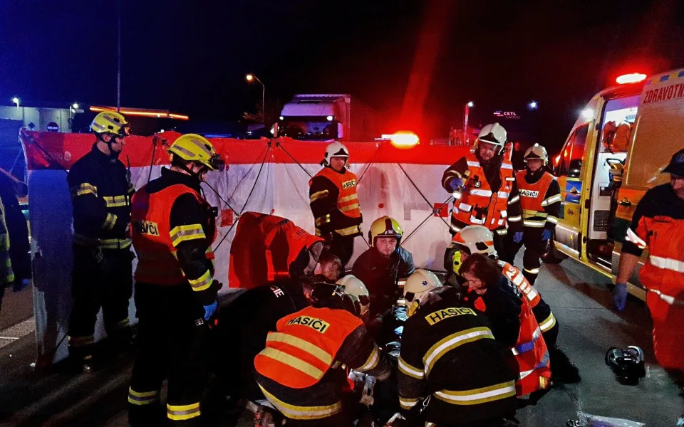 Muž spadl z mostu rovnou na dálnici D5, letěl pro něj vrtulník