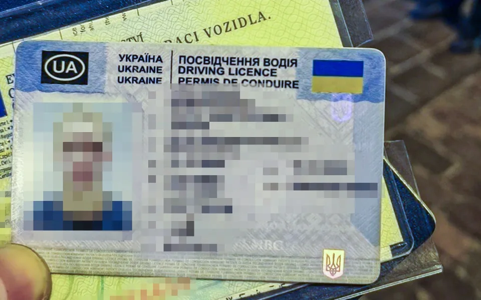 Ukrajinec zaparkoval na místě pro invalidy, policistům předložil podezřelý řidičák