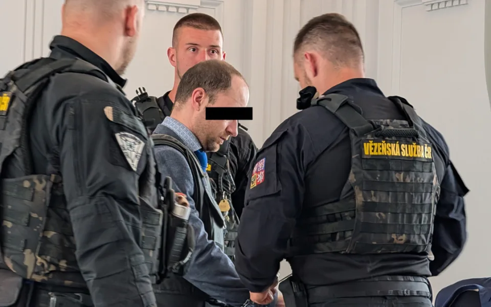 Vojtěch Č. u Krajského soudu v Plzni, kam opakovaně chodil v neprůstřelné věstě.