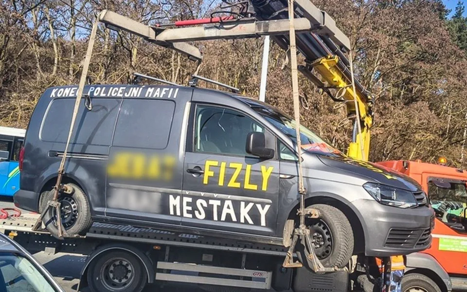 Odstavené auto s hanlivými nápisy strážníci nechali odtáhnout