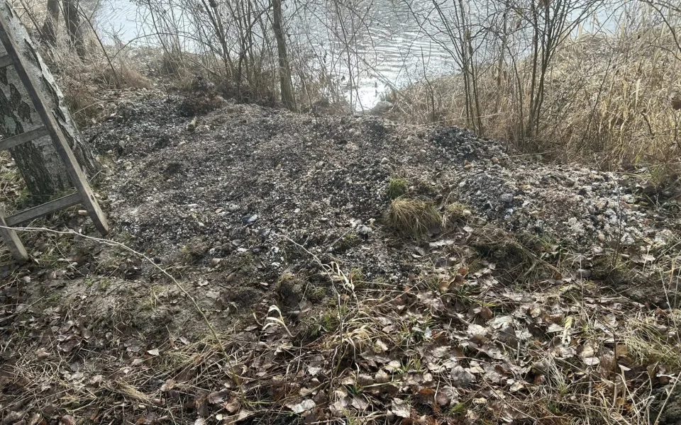 Kdosi vyhodil haldu popela k řece. Naprosto nepřípustné, rozčiluje se obec
