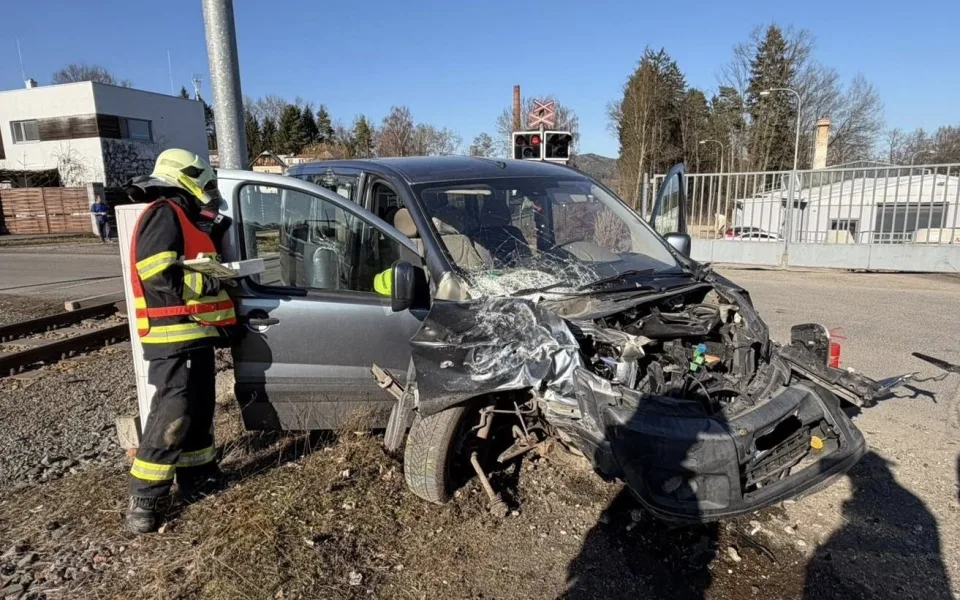 Vlak smetl na přejezdu auto, řidič osobáku z místa utekl
