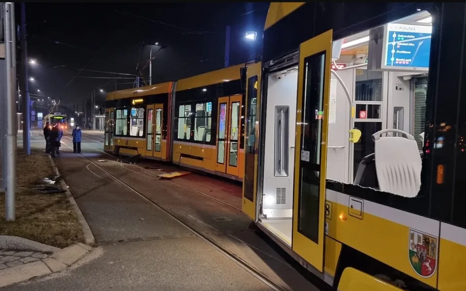 Milionové škody po střetu dvou tramvají, jedna z nich vykolejila