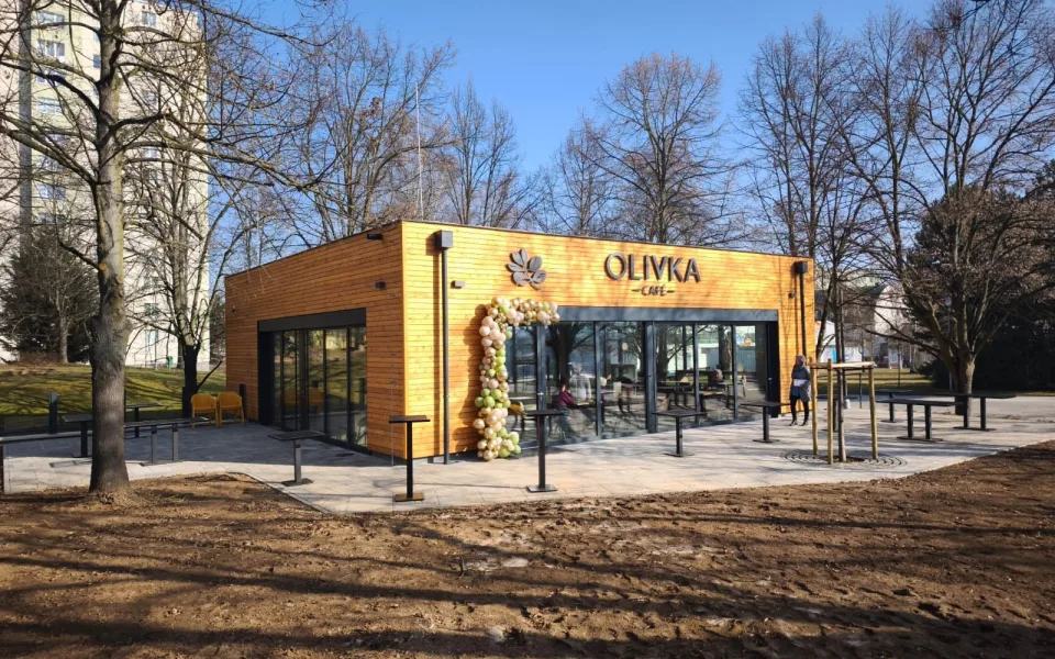 Nevzhledné a nevyužívané záchodky se proměnily v moderní kavárnu