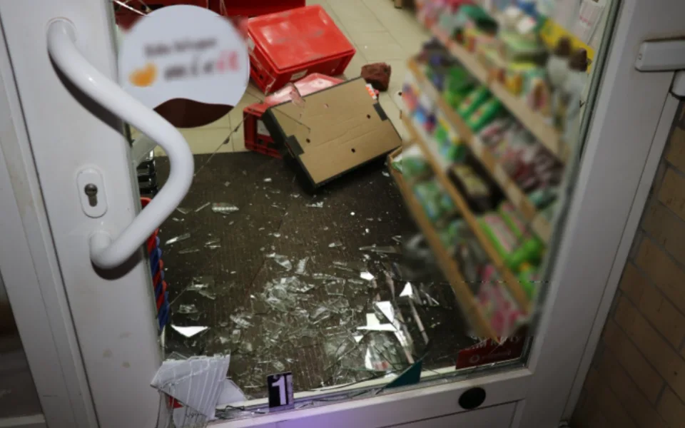 Manželé se vloupali do obchodu v Plzni, doma přitom nechali dvě malé děti.