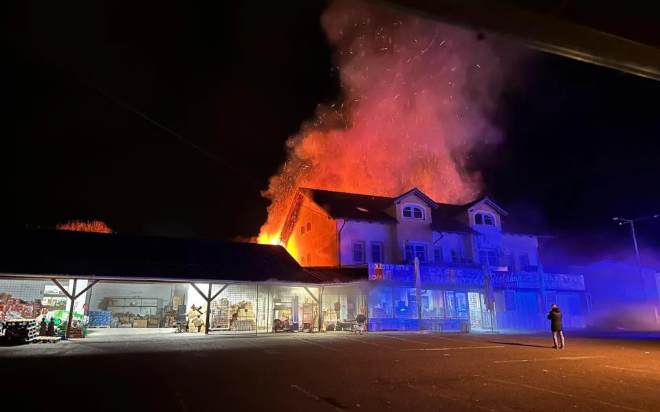 Tržnici zachvátily plameny, hasiči na místě pracují už několik hodin