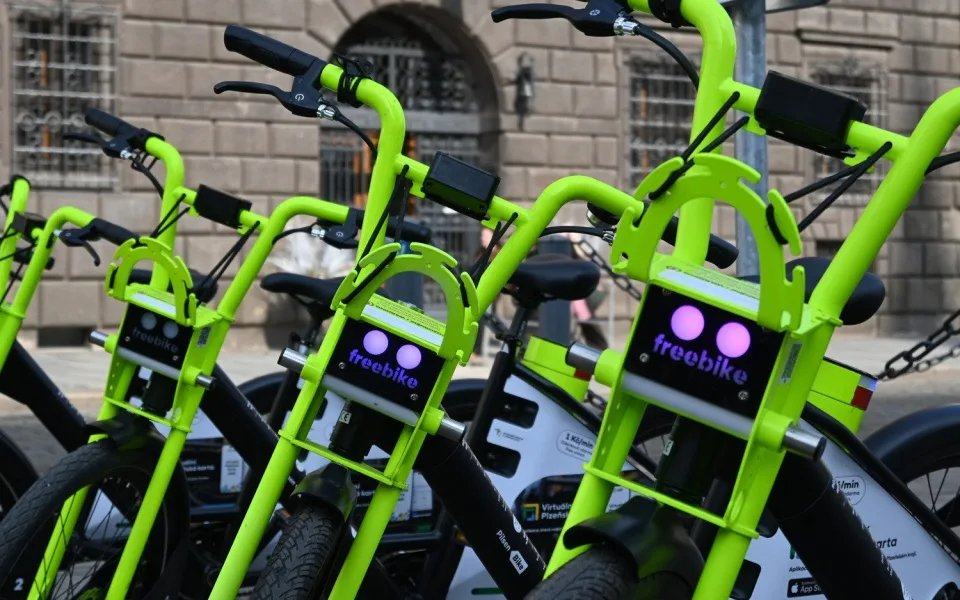 Po metropoli se brzy rozjede 300 sdílených elektrokol, zlodějům by měly odolat.