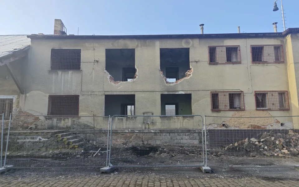Problémová a roky opuštěná budova u nádraží jde k zemi, stahovali se tam bezdomovci