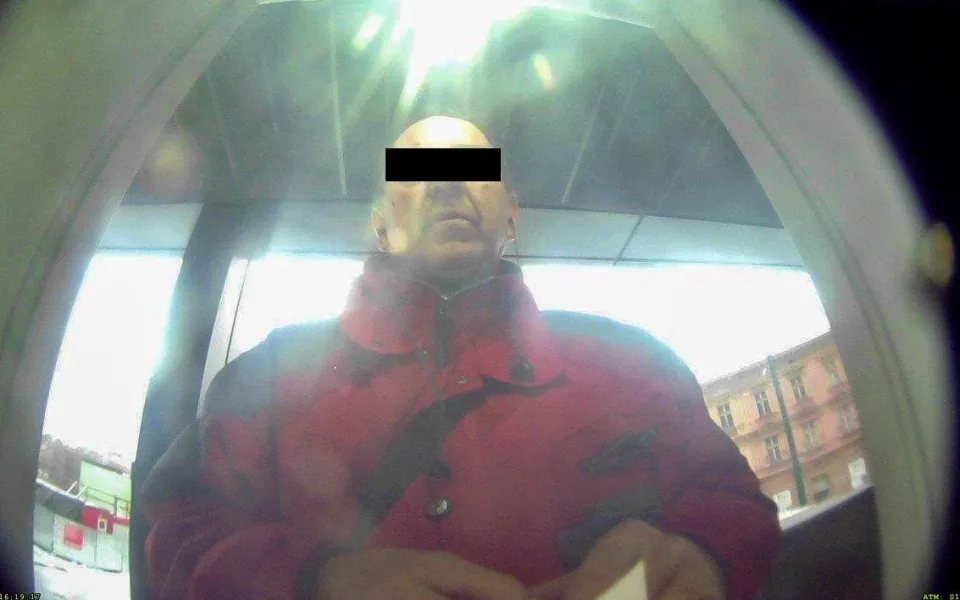 Veřejnost bleskově pomohla, policie už zná jméno muže, který z kradené karty vybral 150 tisíc