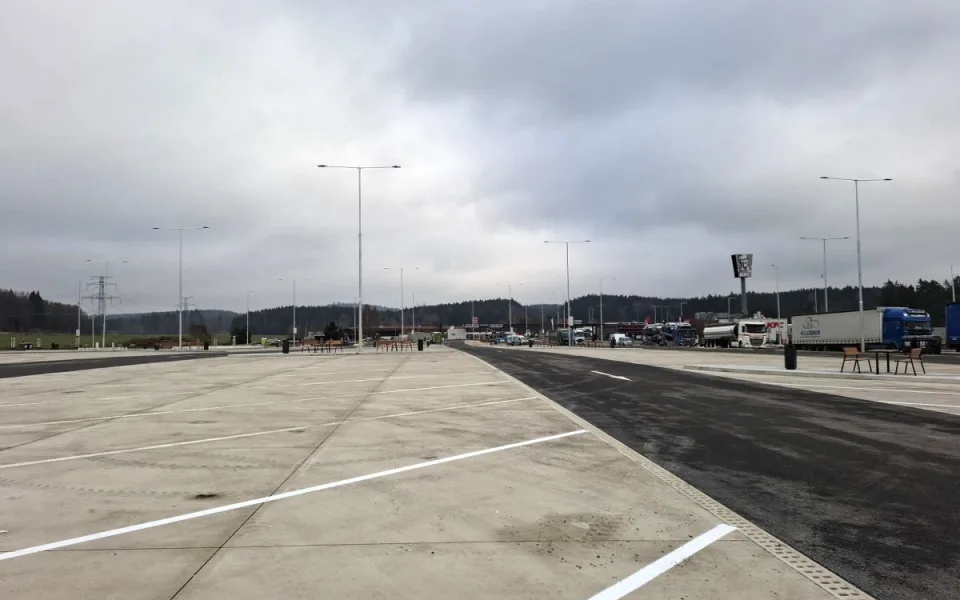 Pravá část dálniční odpočívky prošla modernizací loni