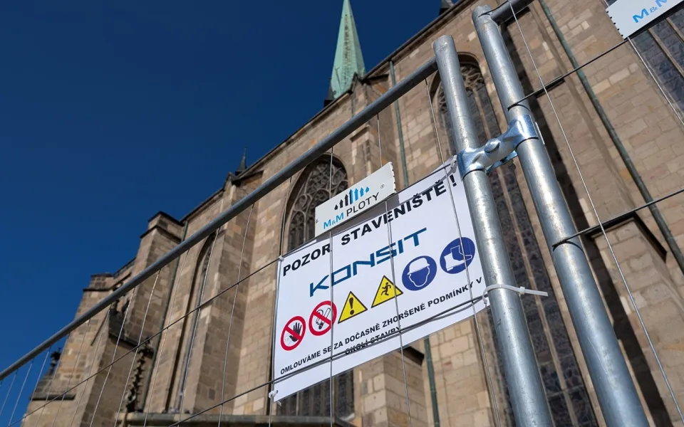 Začíná rekonstrukce obří střechy katedrály, břidlicová krytina je v havarijním stavu