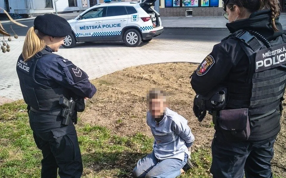 Agresivní žena skončila v poutech a pak putovala na záchytku