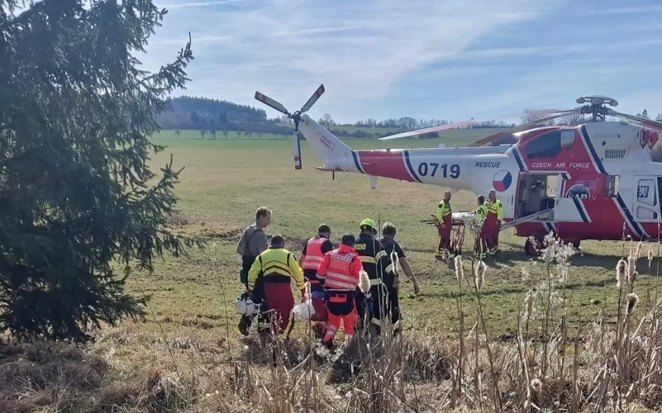 Školačka nešťastně spadla z koně, letěl pro ni vrtulník