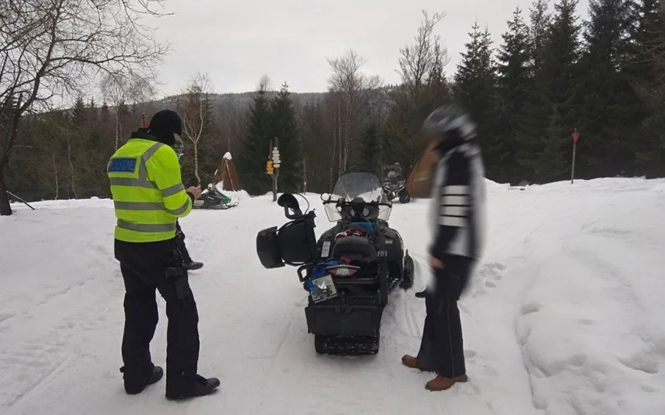 Opilý muž na sněžném skútru ujížděl policii, doplatil na vlastní banální chybu