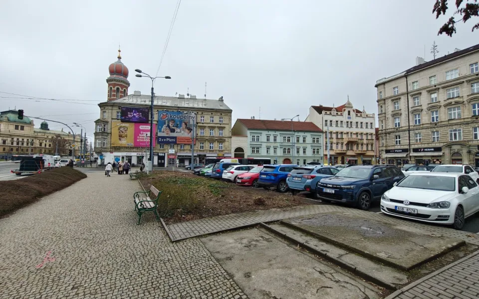 Začala proměna ostudných sadů Pětatřicátníků, jako první šly pryč stromy a keře