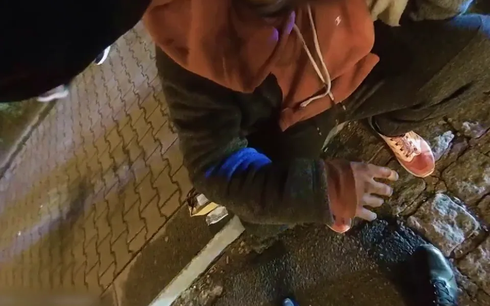 VIDEO: Najel elektrokoloběžkou do díry v silnici, následoval ošklivý pád a bezvědomí