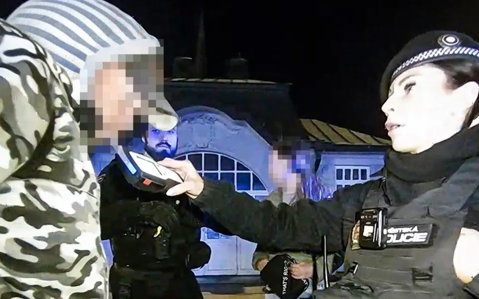 Závěr schůzky nedopadl pro opilý pár podle jejich představ