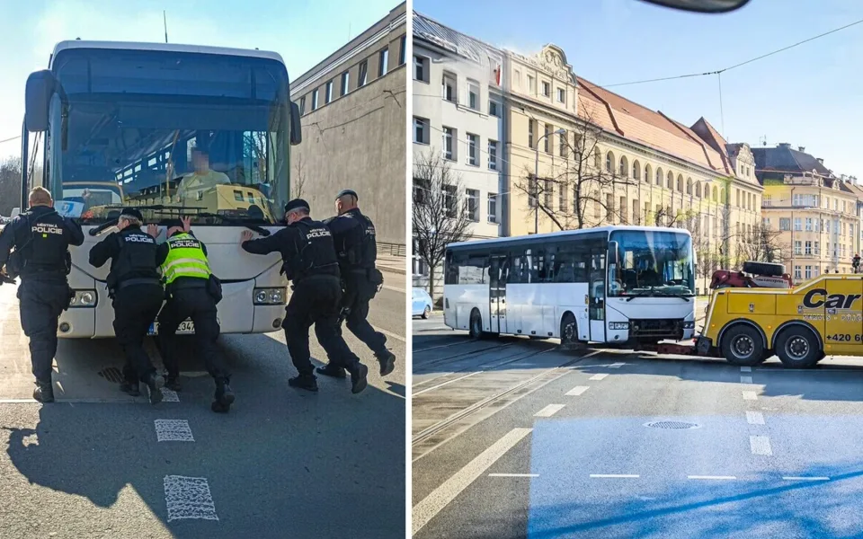 Strážníci odtlačili rozbitý autobus blokující velmi rušnou křižovatku. Zabránili tak kolapsu dopravy