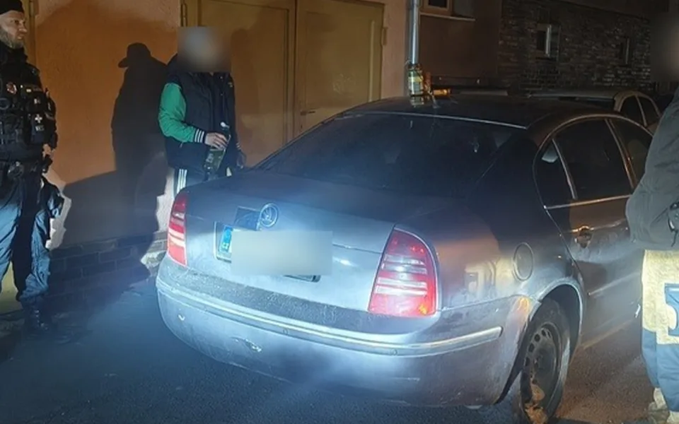 Řítil se nočními ulicemi s rozbitými světly, strážníkům pak na sebe vše naprášil