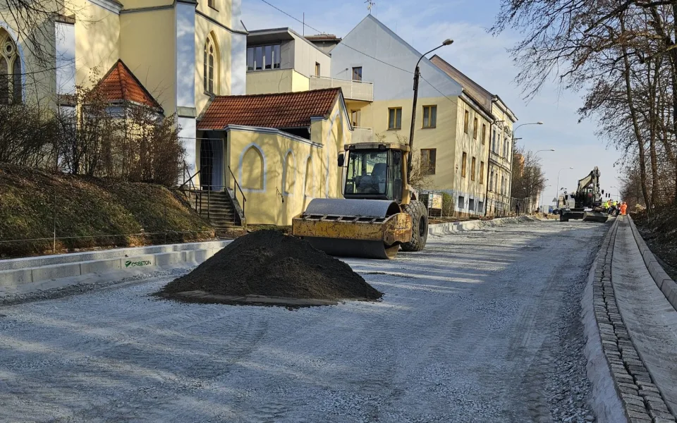 Situace na konci března 2026. Dokončení stavby se neustále protahuje