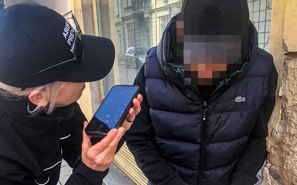 Muž zkolaboval na chodníku. Příčinou bylo užití látky HHC