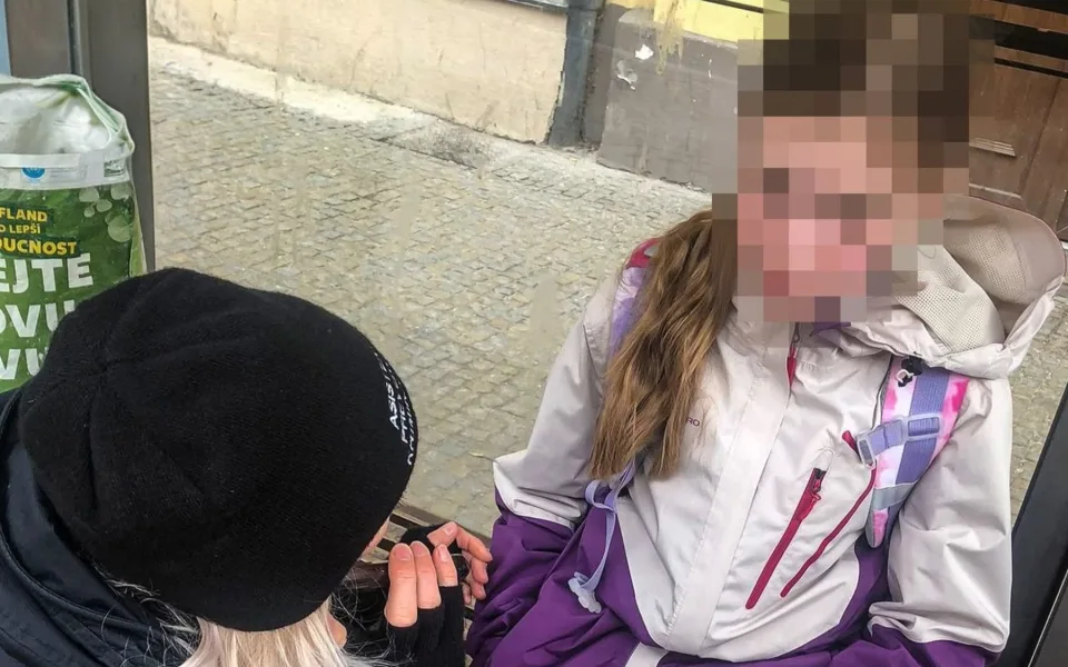Holčička stála na rušné zastávce a kolabovala. Stěžovala si na silnou bolest břicha