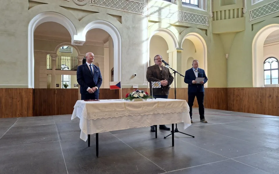 Cestovní ruch, rozvoj infrastruktury. Česko-bavorské memorandum podepsali v jízdárně