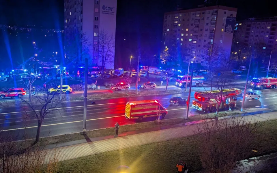 Velké manévry a evakuace desítek lidí, hasiči vynesli z paneláku jednoho zraněného