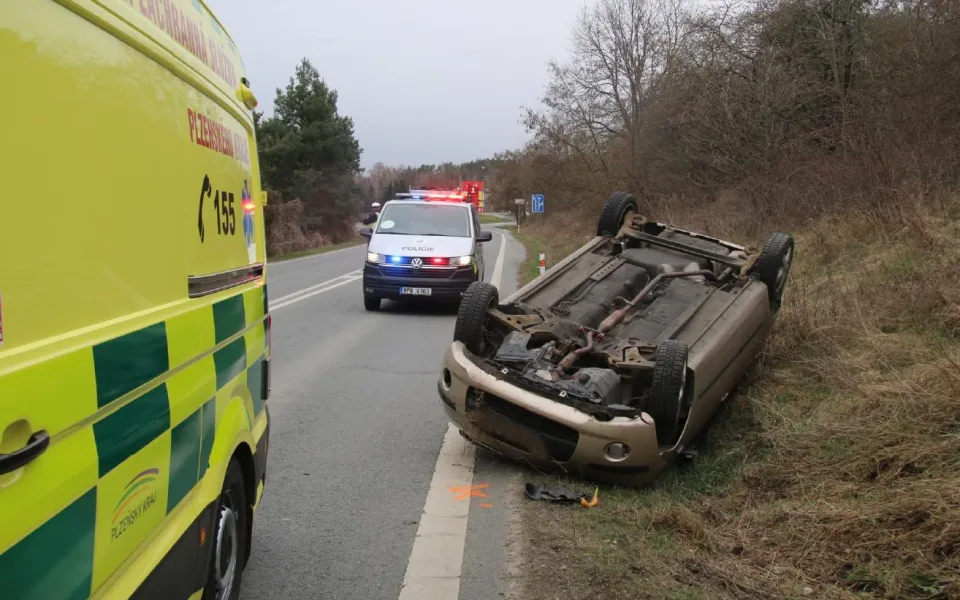 Při kuriózní nehodě otočil řidič auto na střechu, nebezpečně experimentoval