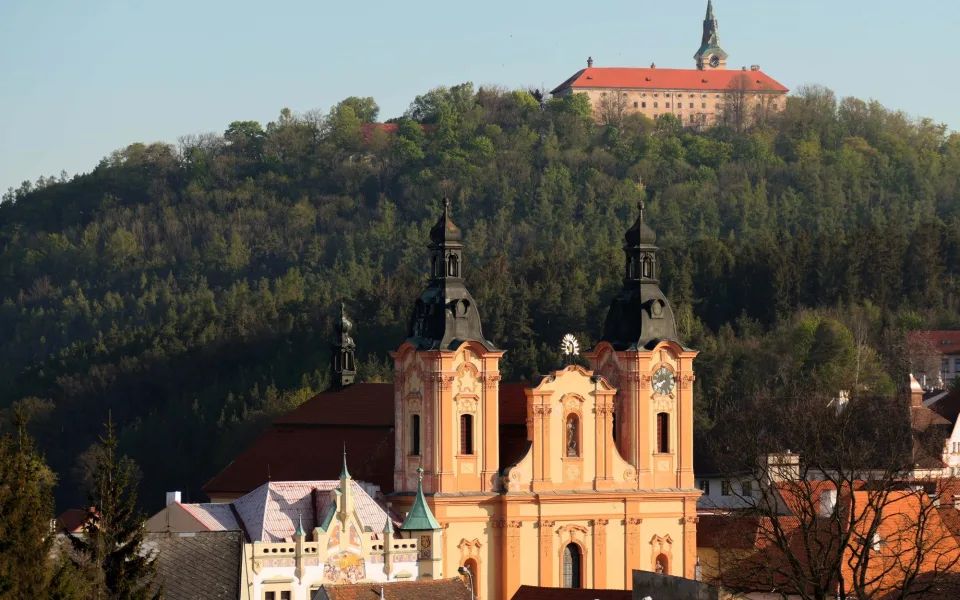 Pohled na kostel sv. Jana Nepomuckého se Zelenou Horou. Foto: Lukáš Mácha.