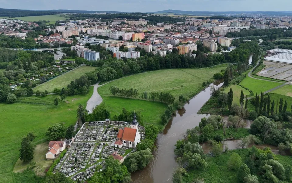 Malebné okolí sv. Jiří na břehu Berounky na okraji Plzně