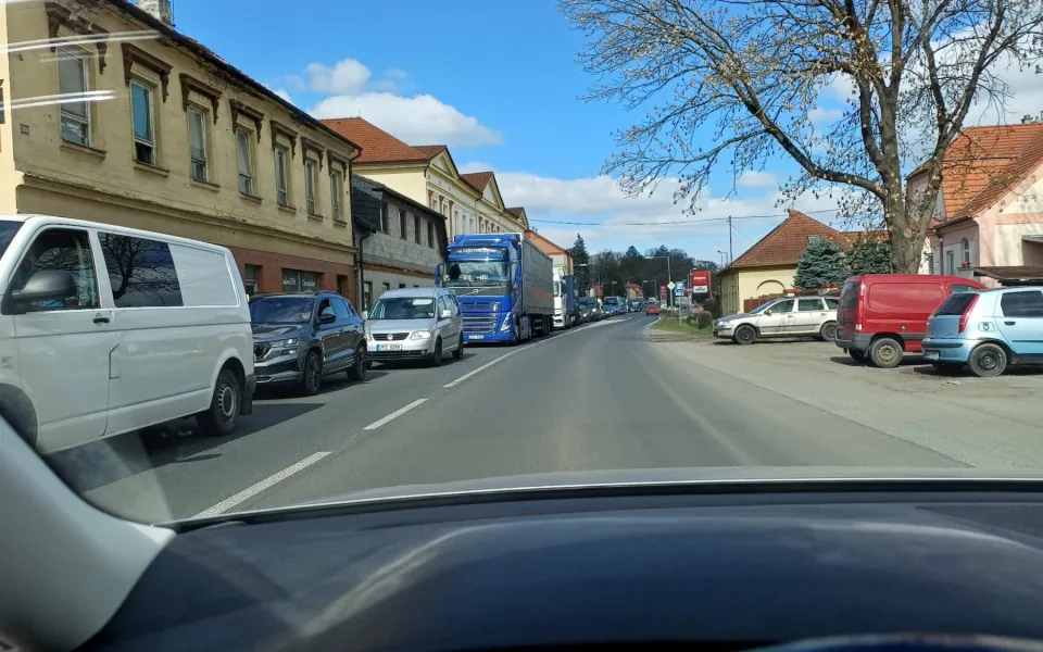 Totální kolaps ve Stodu na frekventované silnici I/26. Řidiči čekají v kolonách i hodinu