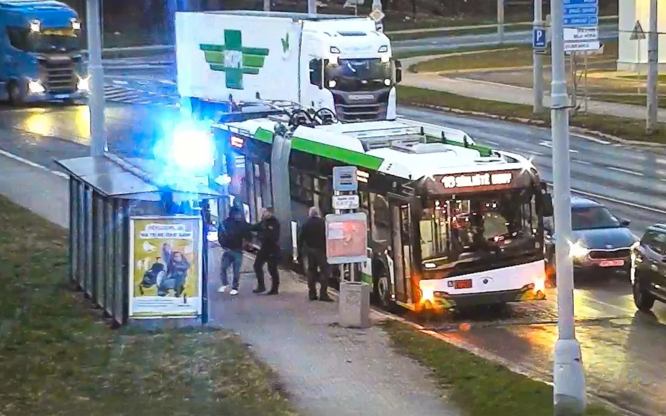 V tomto trolejbusu napadal pasažér jiné cestující