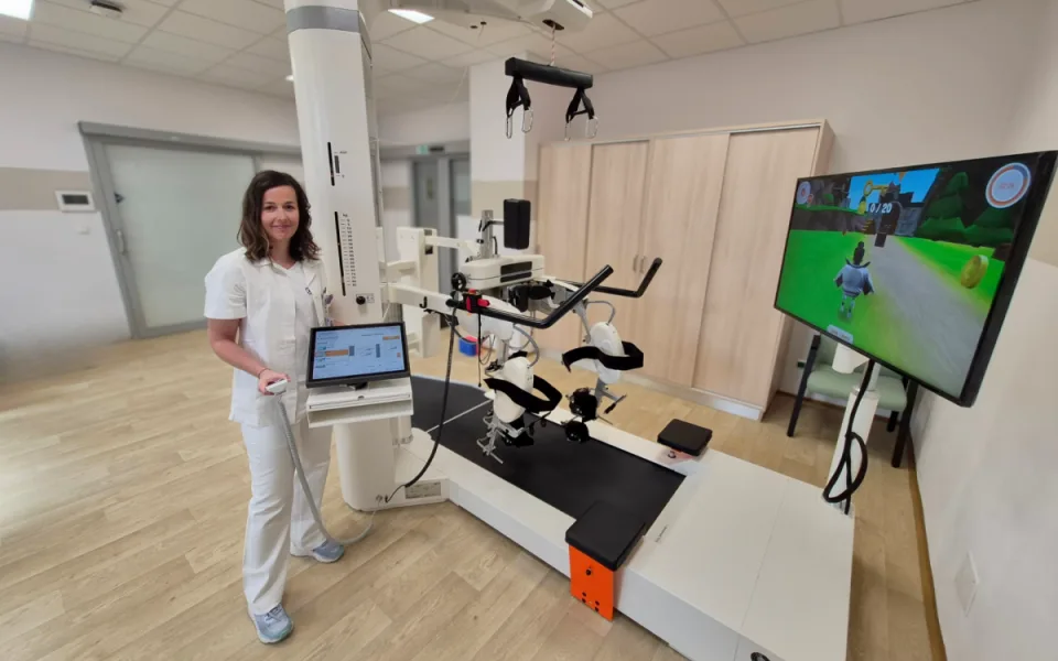 Nový robotický systém pomůže pacientům s rehabilitací, procvičí s ním chůzi