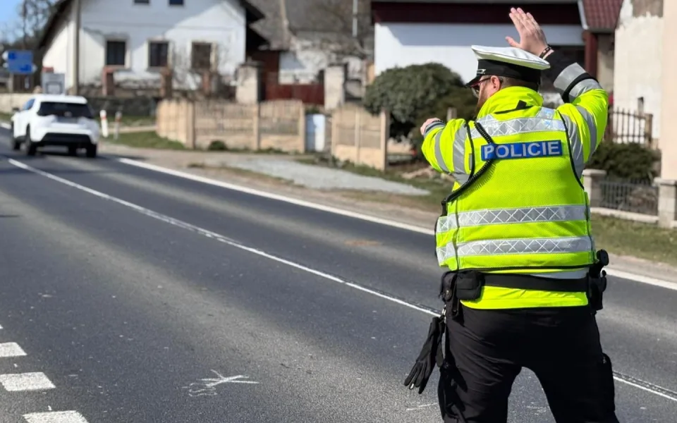 Policista zastavuje vozidlo během velikonoční akce
