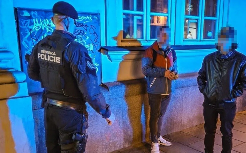 Dvojice cizinců řádila s fixem v centru města, jejich odůvodnění bylo prazvláštní