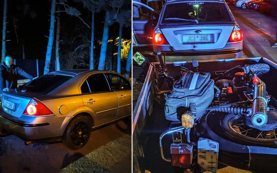 Auto vezlo kradenou motorku