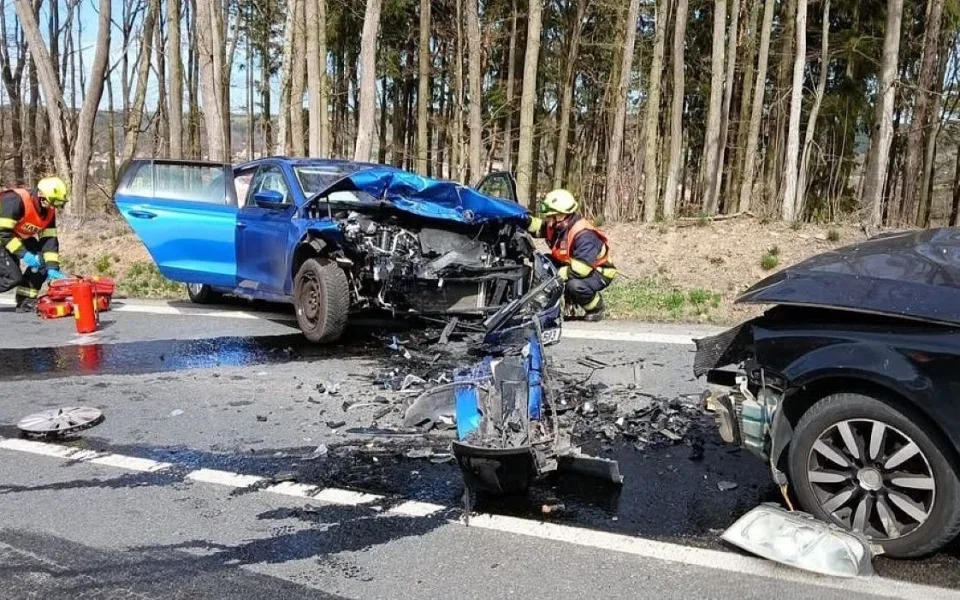 Mladá řidička se těžce zranila při děsivém čelním střetu dvou aut