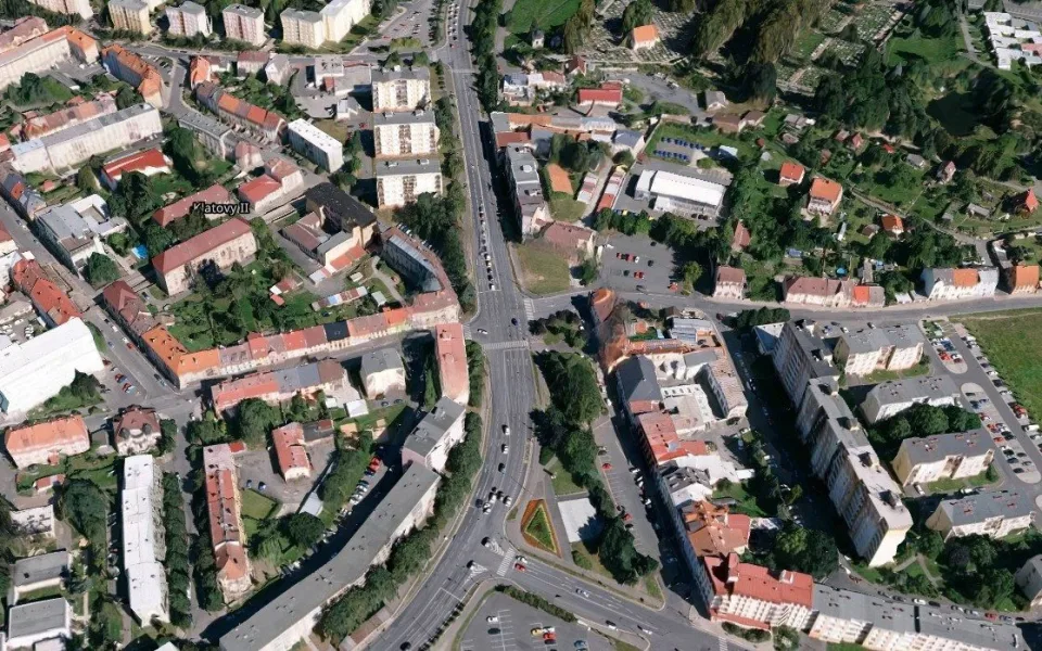 Plzeňská ulice je hlavním průtahem ve městě