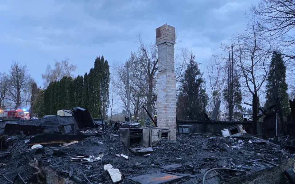 Požár zcela zdemoloval chatu, zůstal po ní jen komín a obrovské škody