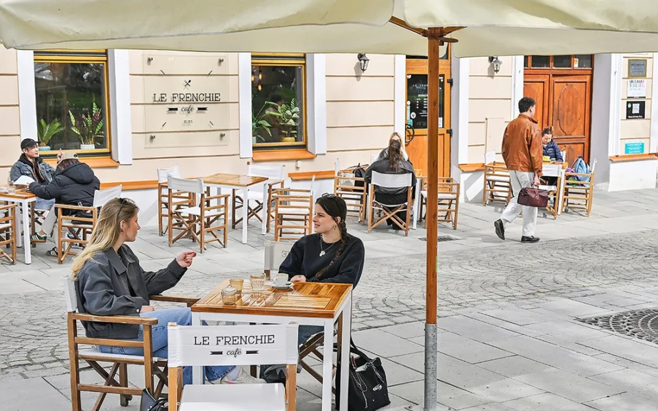 V centru Plzně je kolem stovky předzahrádek