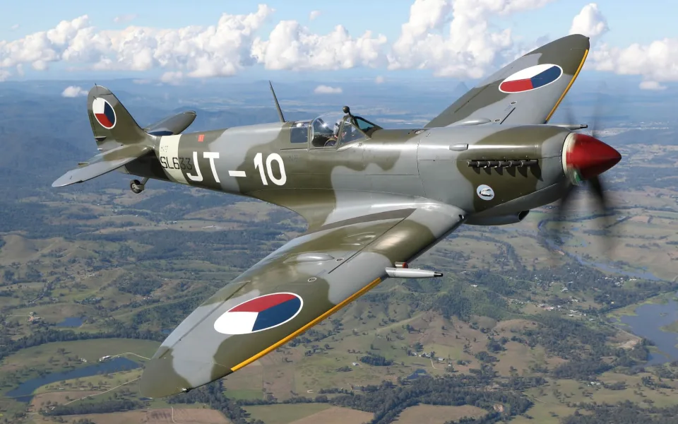 Spitfire, na němž létal Plzeňák u RAF, koupil Lukačovič a přidal vtipný komentář